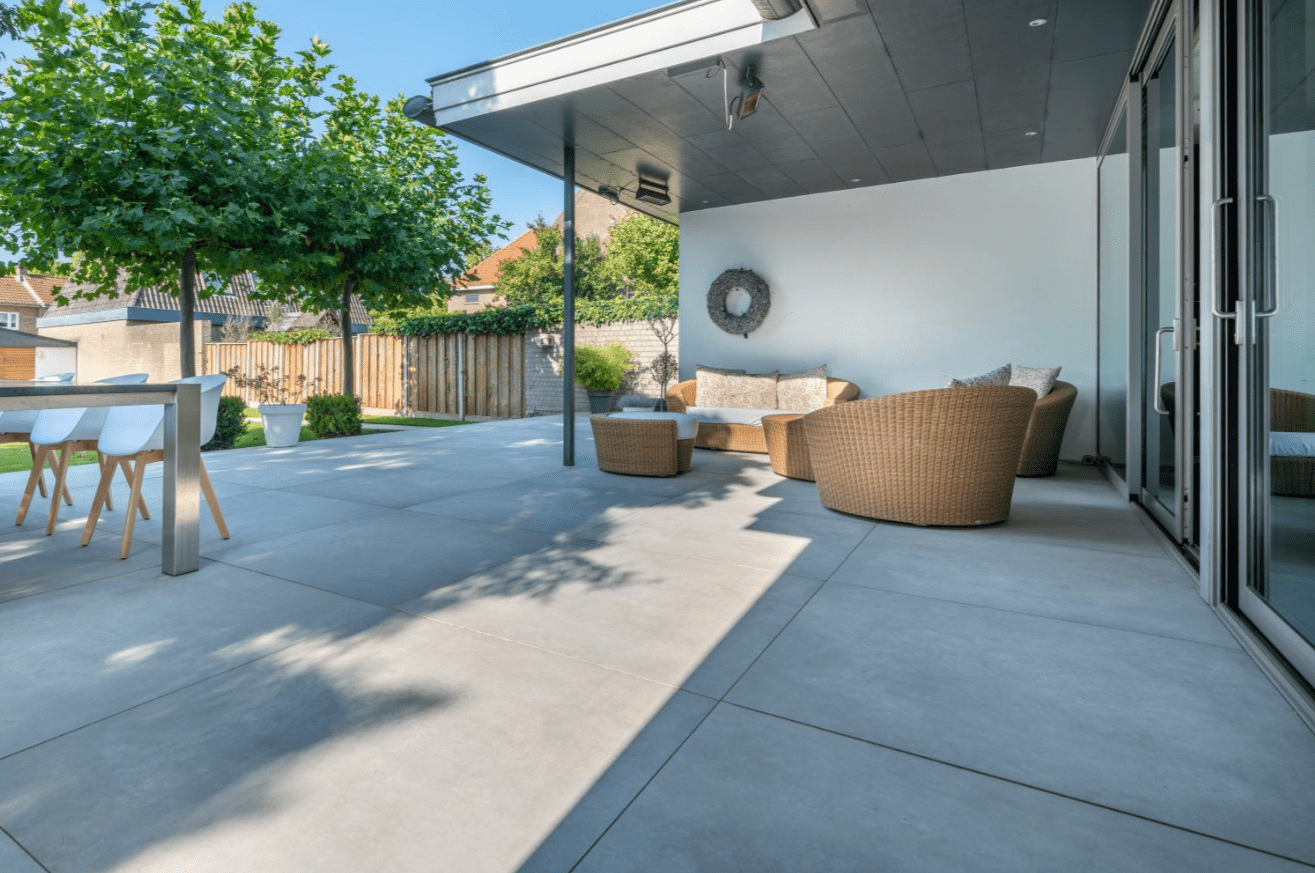 Betonlook tegels buiten: geschikt voor terras en tuin? - Tegeleend