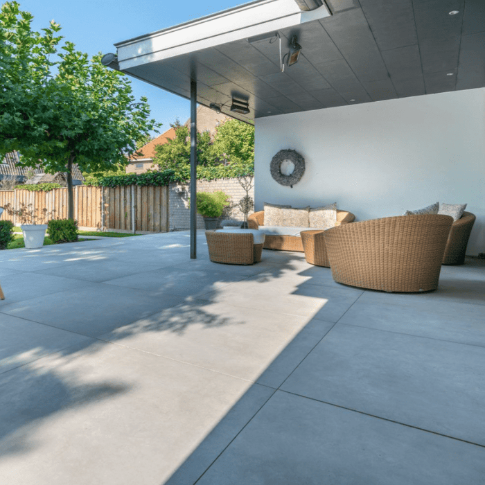 Betonlook tegels buiten: geschikt voor terras en tuin? - Tegeleend