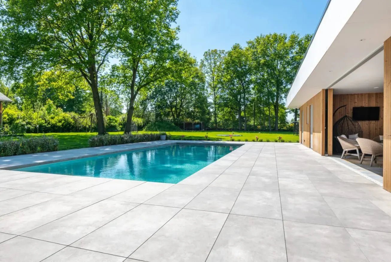 De kracht van betonlook: Waarom betonlook tegels 80x80 de perfecte keuze zijn voor je terras - Tegeleend