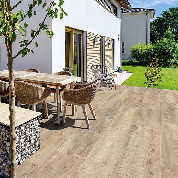 Houtlook terrastegels vs vlonderplanken — wat kies je? - Tegeleend