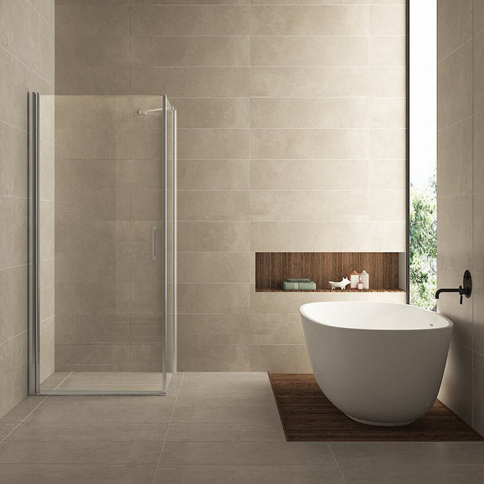 Salone douchecabine met een draaideur en chroom profiel