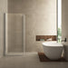 Salone douchecabine met een draaideur en chroom profiel